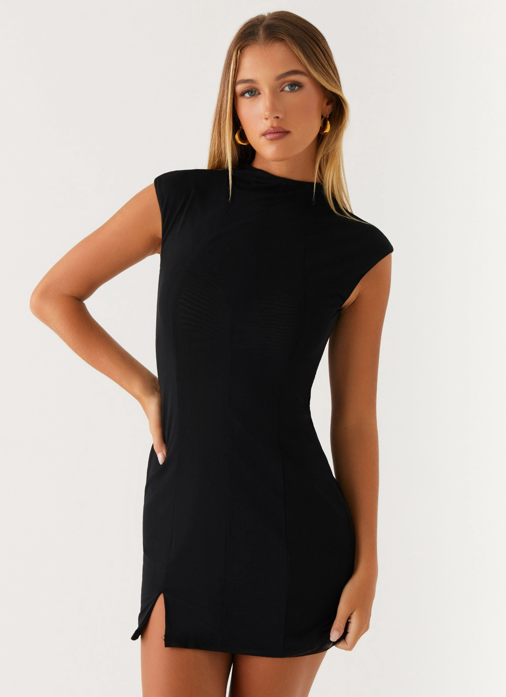 Flattering Shape Design Minimalist-Style Alias Mini Dress - Black