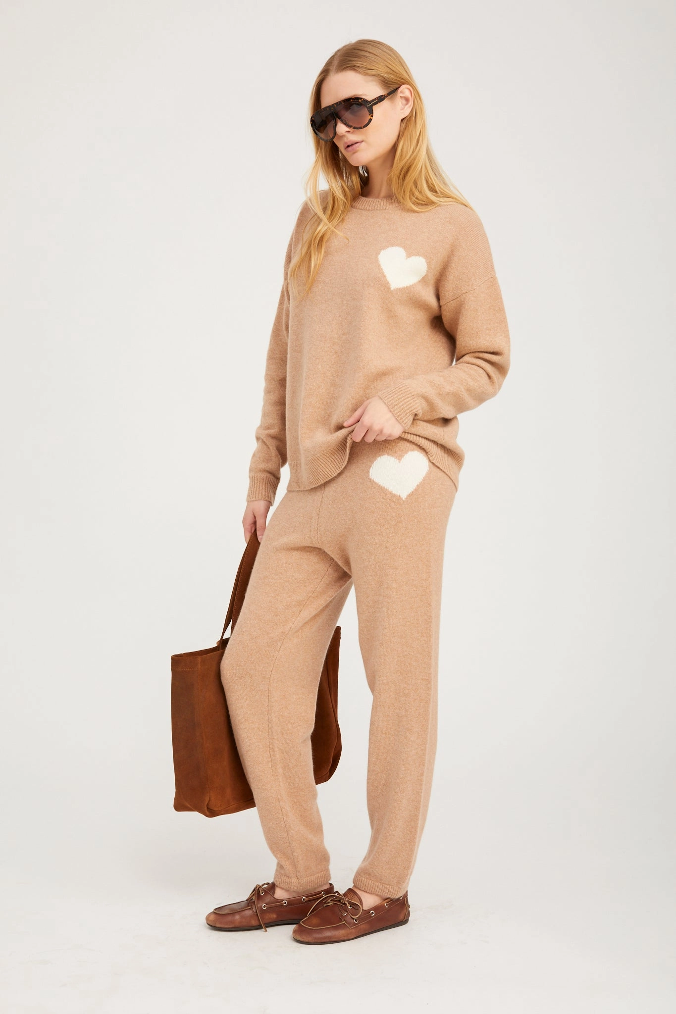 Almondine Cashmere Heart Logo Sweatpants Breathable Base Cozy Material