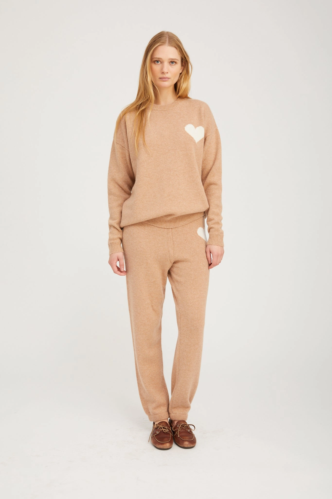 breathable panels Sleek Appearance Almondine Cashmere Heart Logo Sweatpants