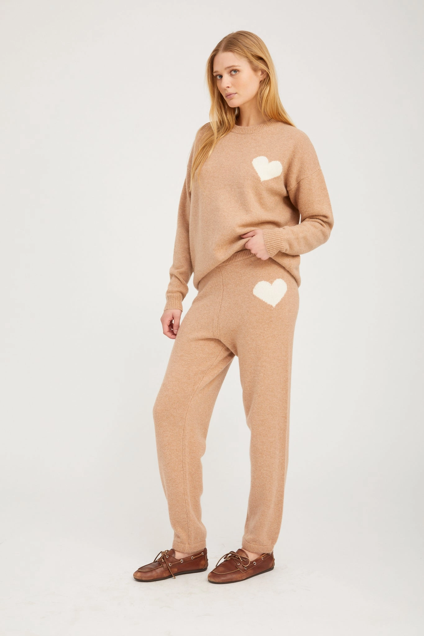 Side slits Almondine Cashmere Heart Logo Sweatpants