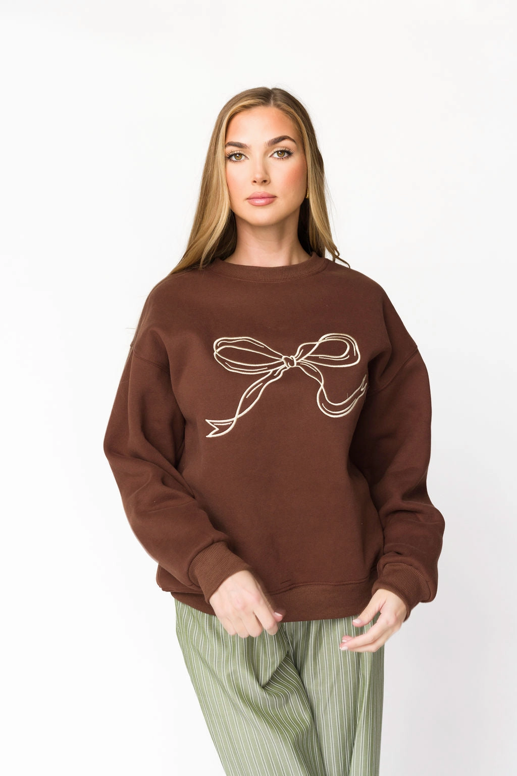 Reinforced Shoulder Claire Embroidered Bow Sweatshirt in Chocolate *Final-Sale*