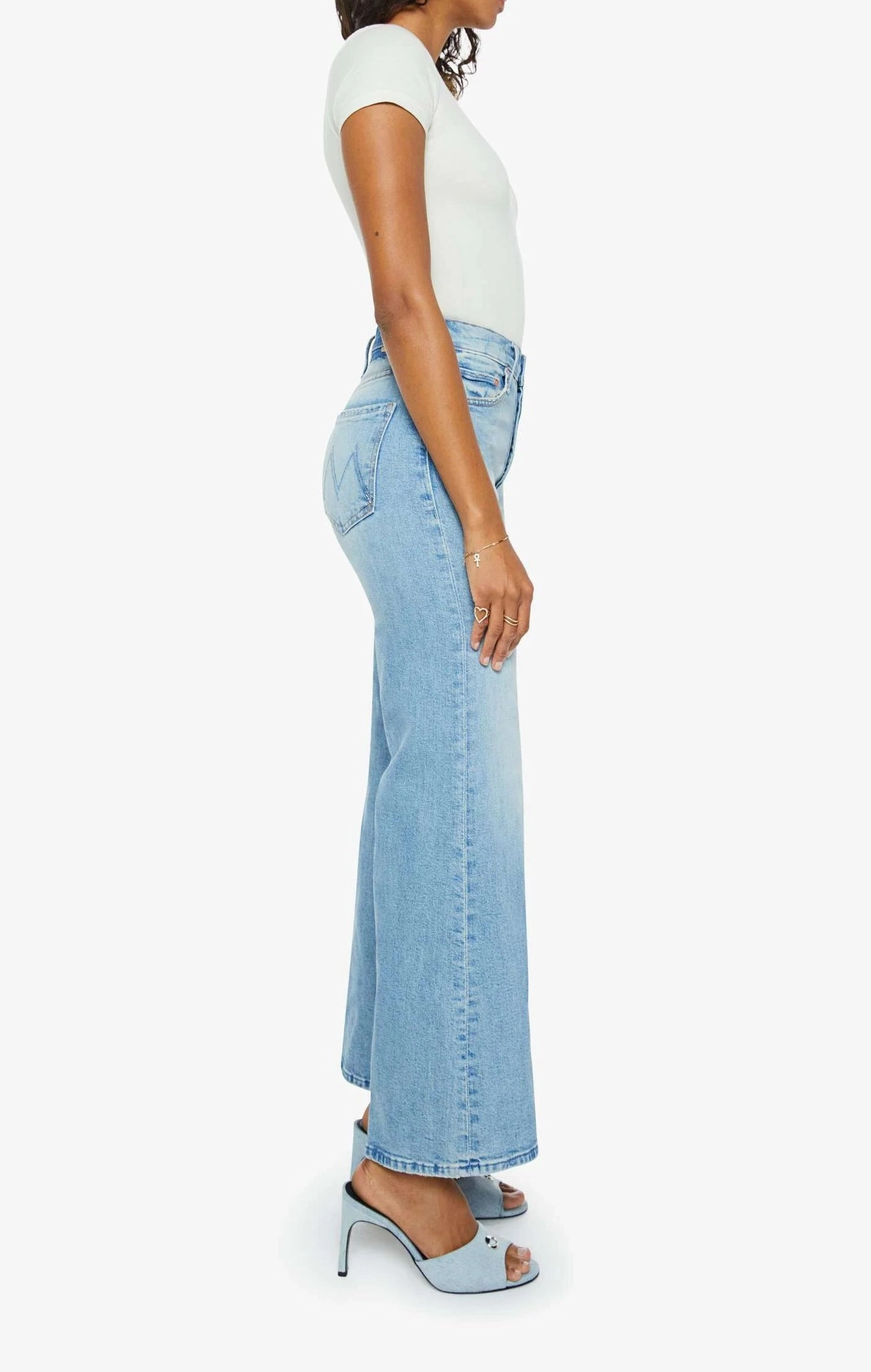 Sustainable Evening Stroll Casual Essential Look The Tomcat Roller in I Confess