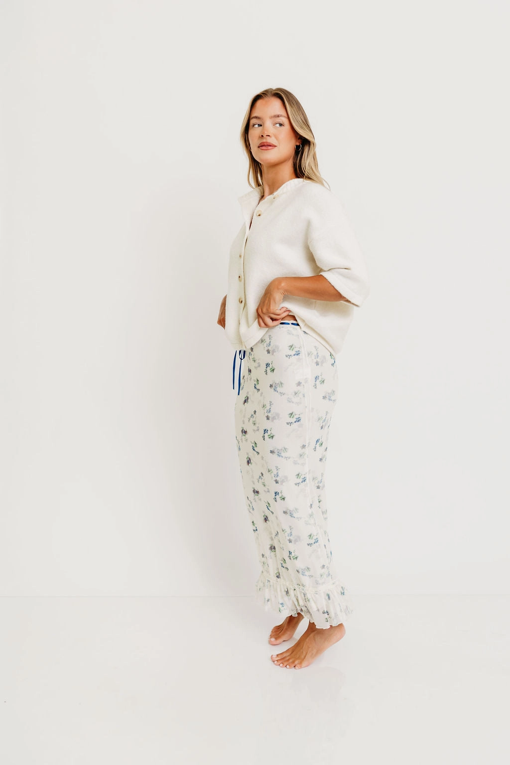 Davina Button-Up Sweater in Off-White Elegant Cardigan