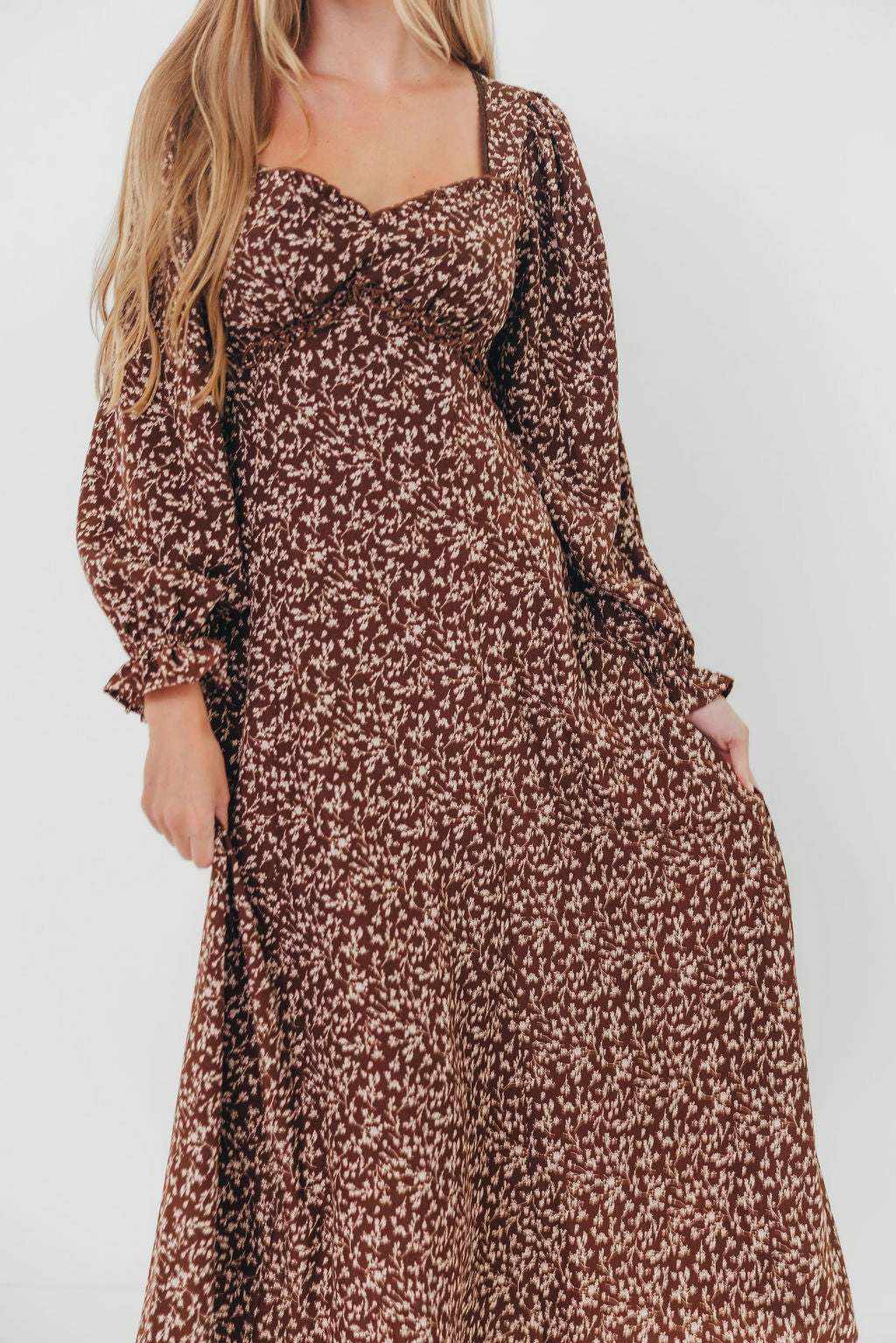 Erin Floral Maxi Dress in Mocha Travel-Style