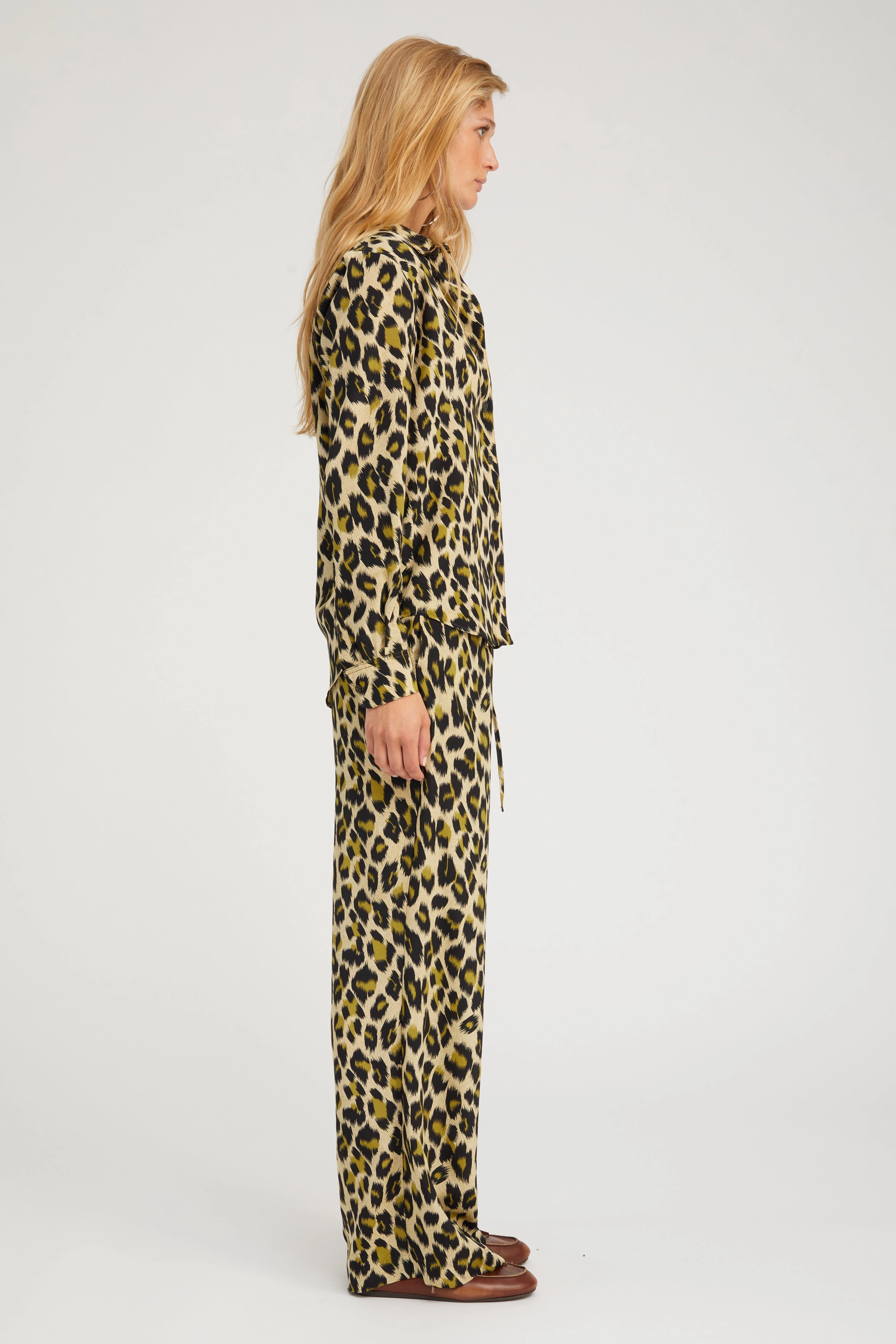 Green Leopard Silk Fitted Button Down NonRestrictiveSilhouette