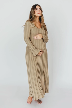 Hadley Long Sleeve V-Neck Knit Maxi Dress in Dune High-Fashion Stylish and Comfortable