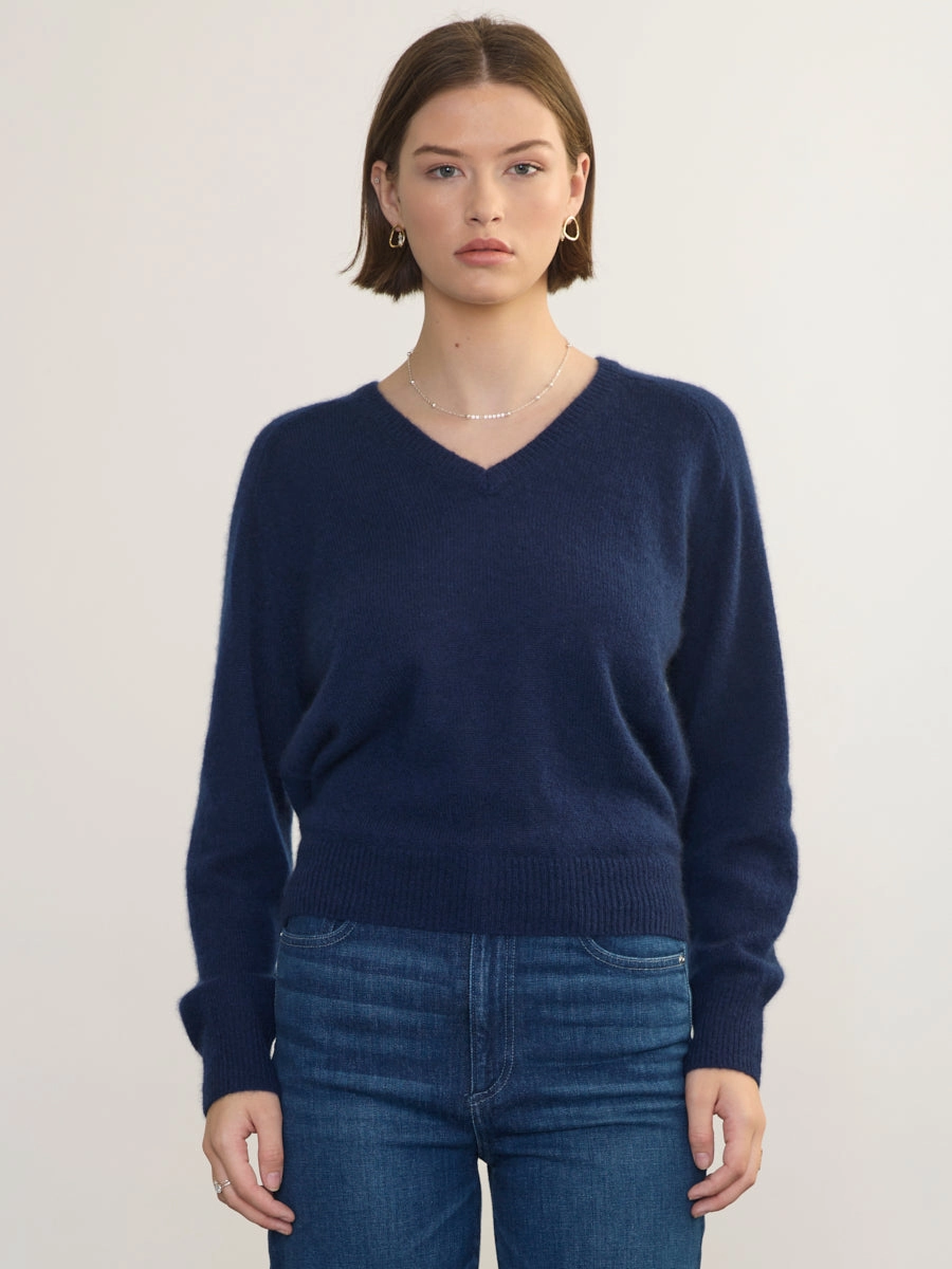 VNECK RAGLAN PULLOVER MicroPerforated Details AntiStaticFinish