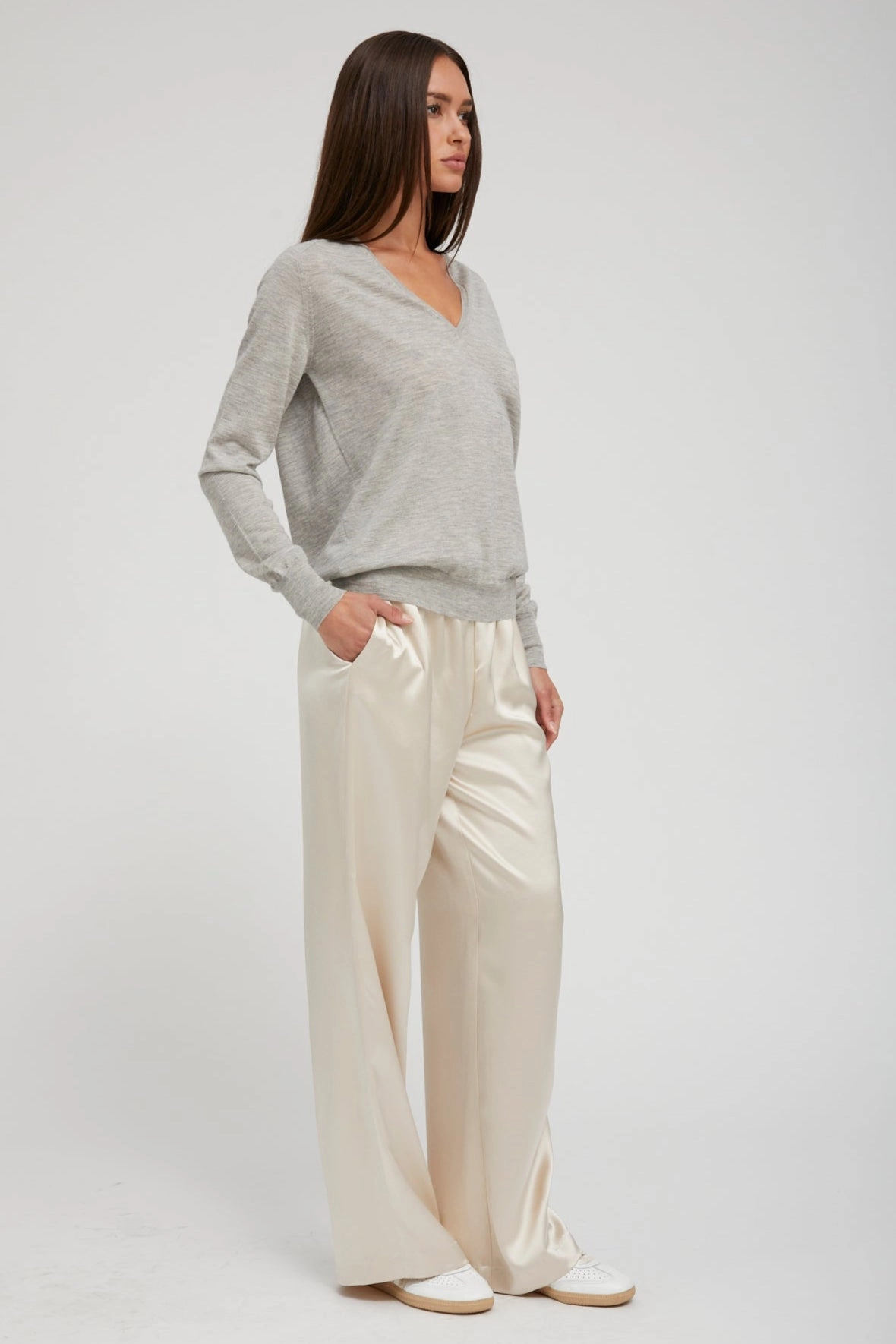 Oxford Cashmere V-Neck Sweater Anti Static Treatment SeamlessDesign