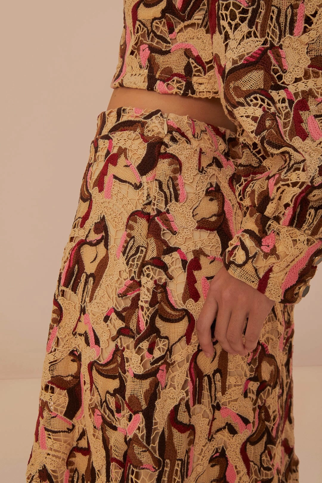Pleated design Comfortable Motion Horses Guipire Midi Skirt in Cream