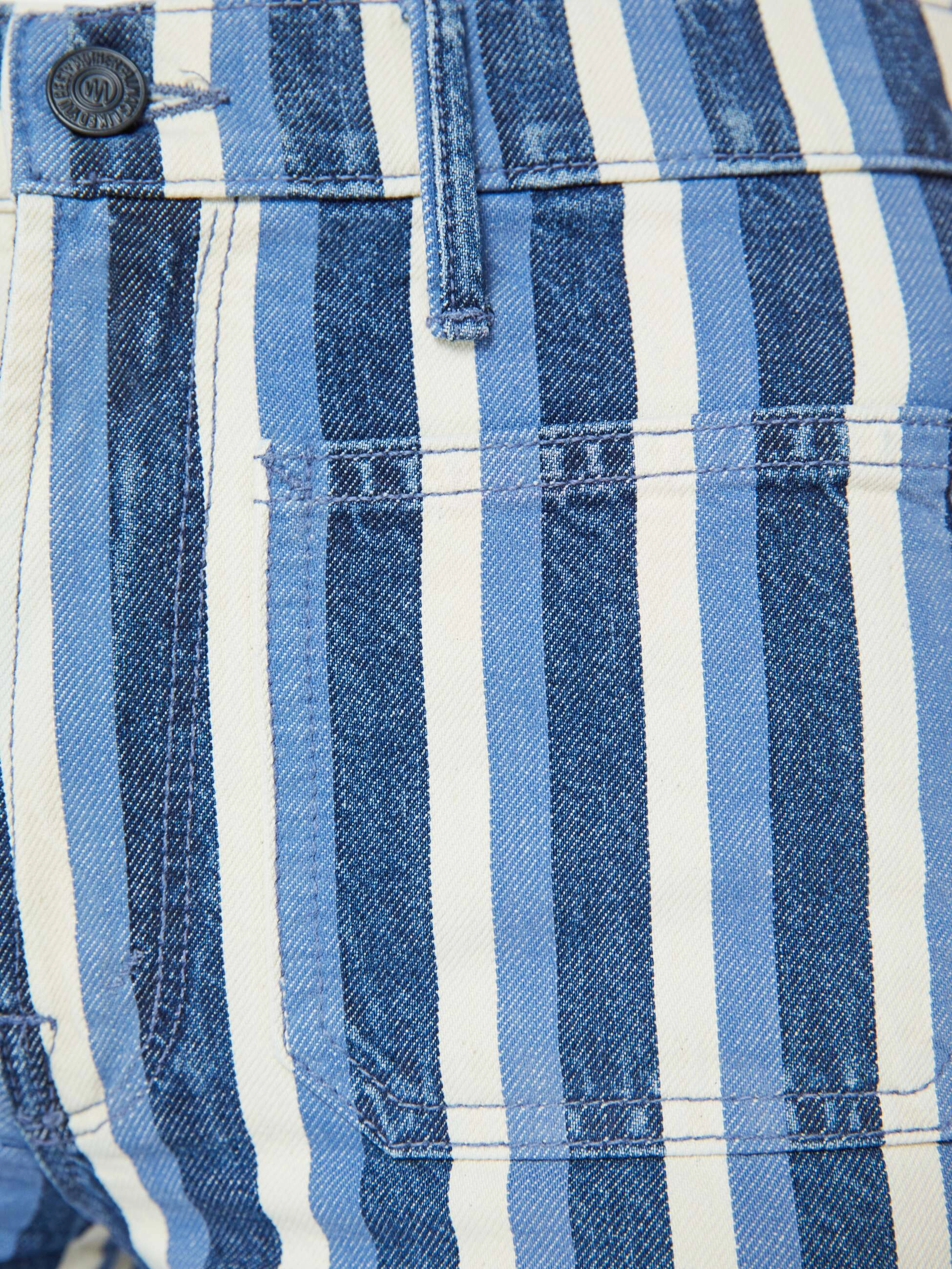 Patch Pocket Twister Sneak in Following Up Ready For All Party Look Modern Minimalist
