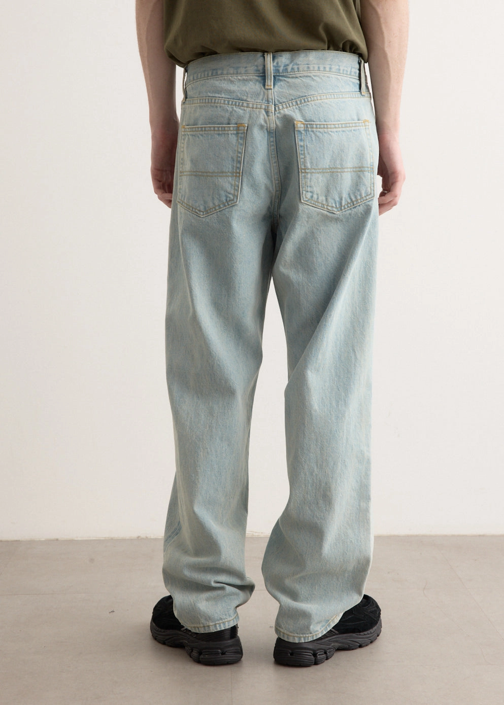Pleated Jeans Diagonal Front Pocket Classic Cut Unfaded Hemline