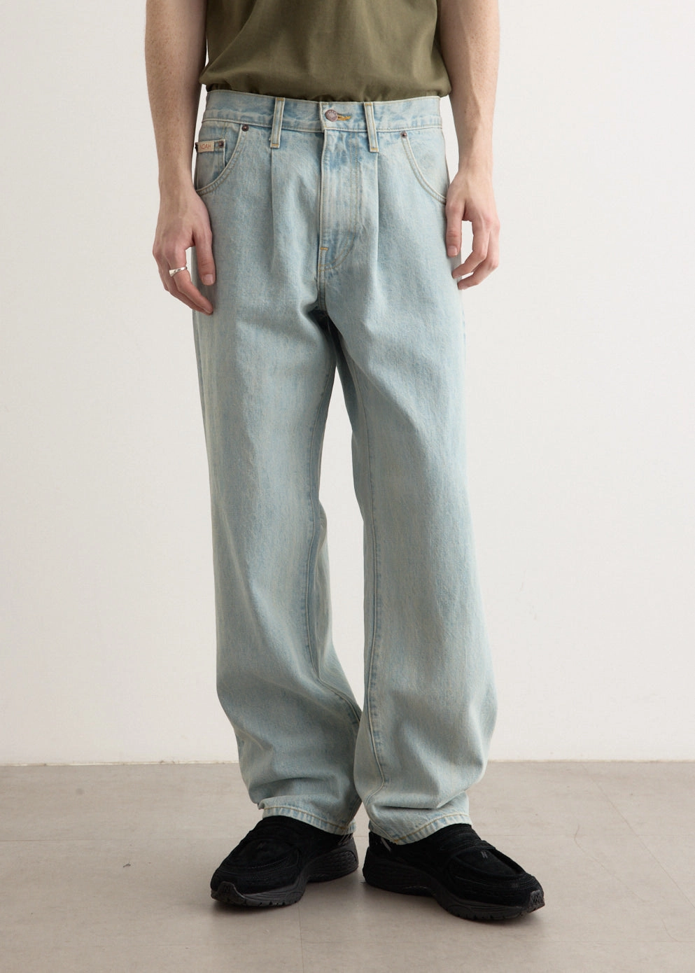 Pleated Jeans Diagonal Front Pocket Smooth Comfort