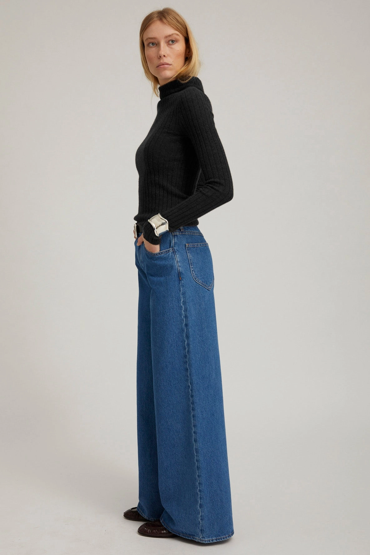 Black Heavy Cashmere Mock Neck LightweightMaterial CarbonNeutral Production