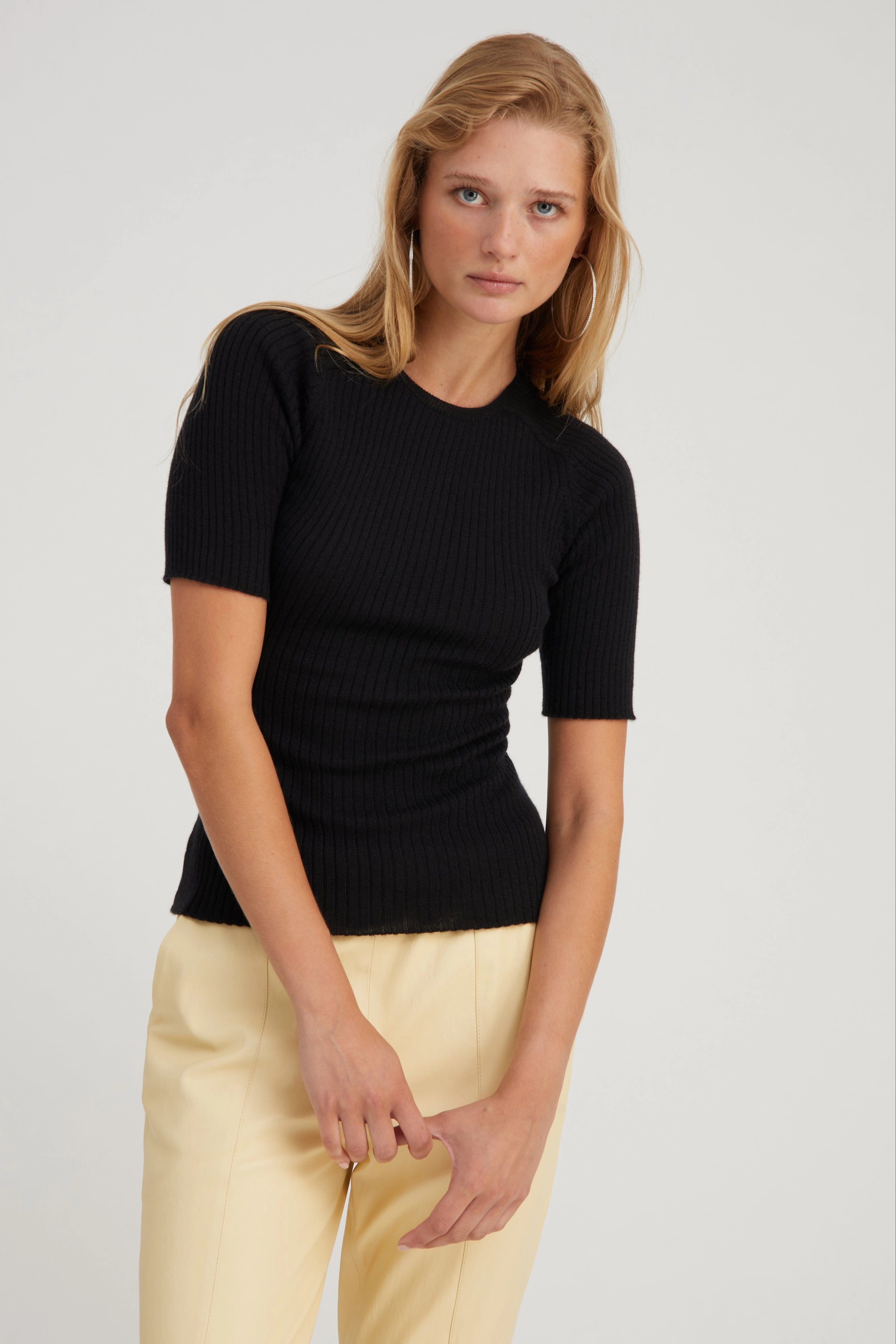 Black Cashmere Mid Sleeve Crewneck SeamFree Knitting Tailored Silhouette