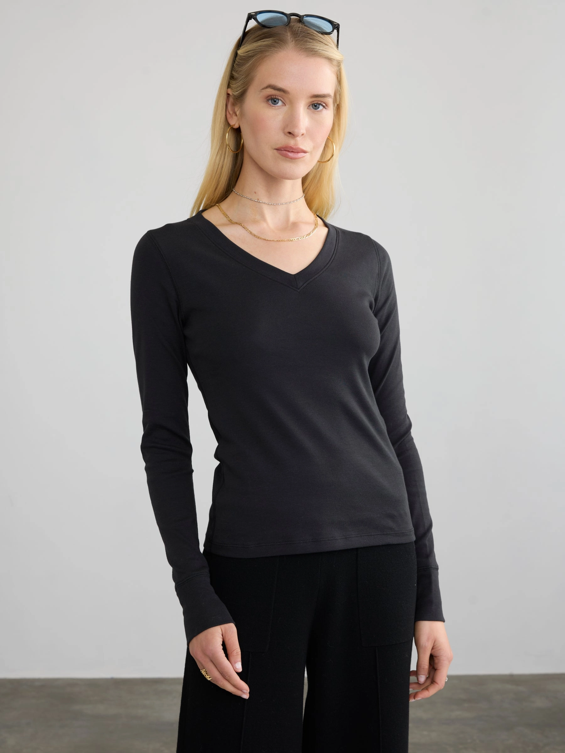 TemperatureRegulating Rubberized grip RIBBED COTTON L/S V-NECK
