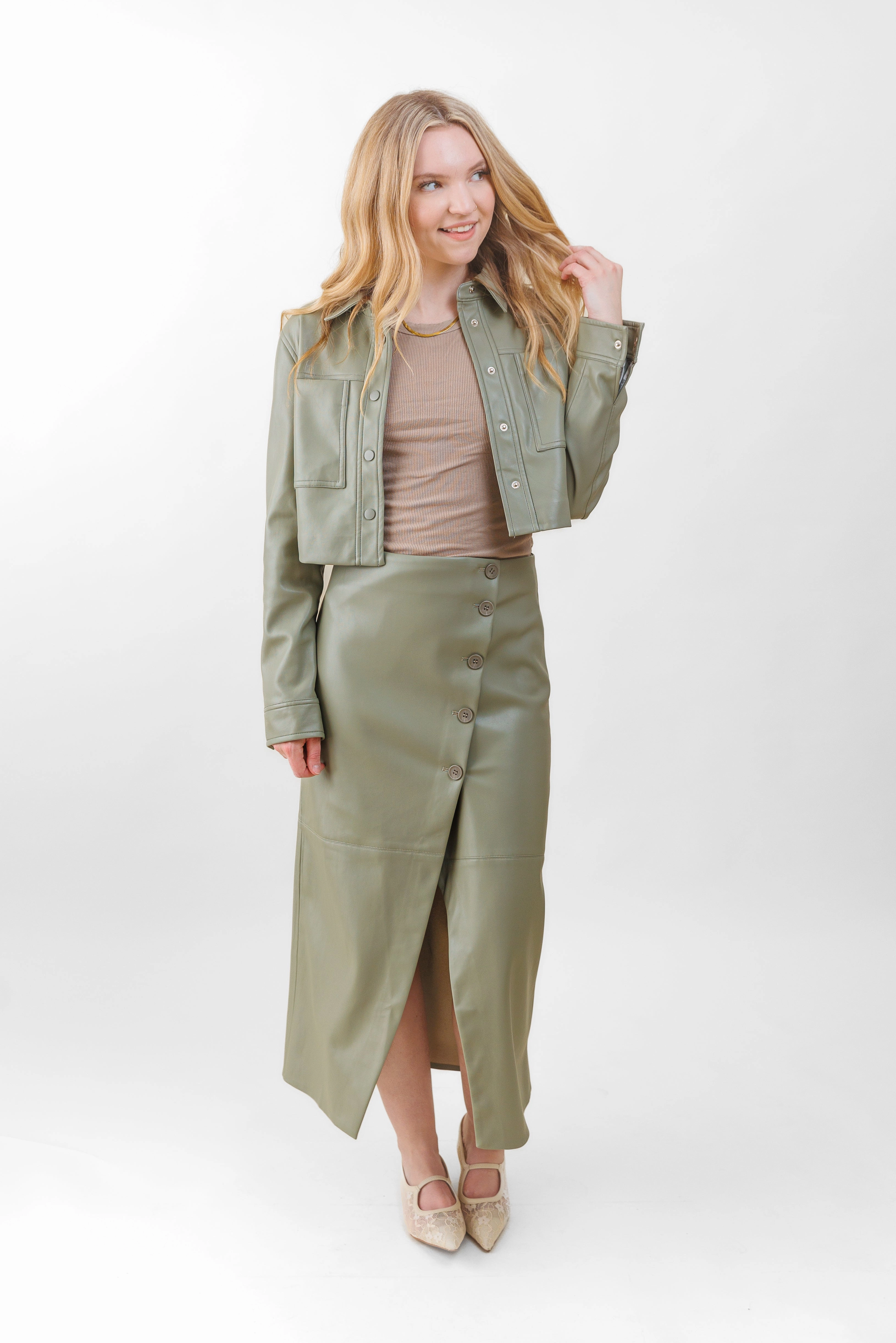 SADIE FAUX LEATHER MIDI SKIRT Outfit Focused Fast fashion