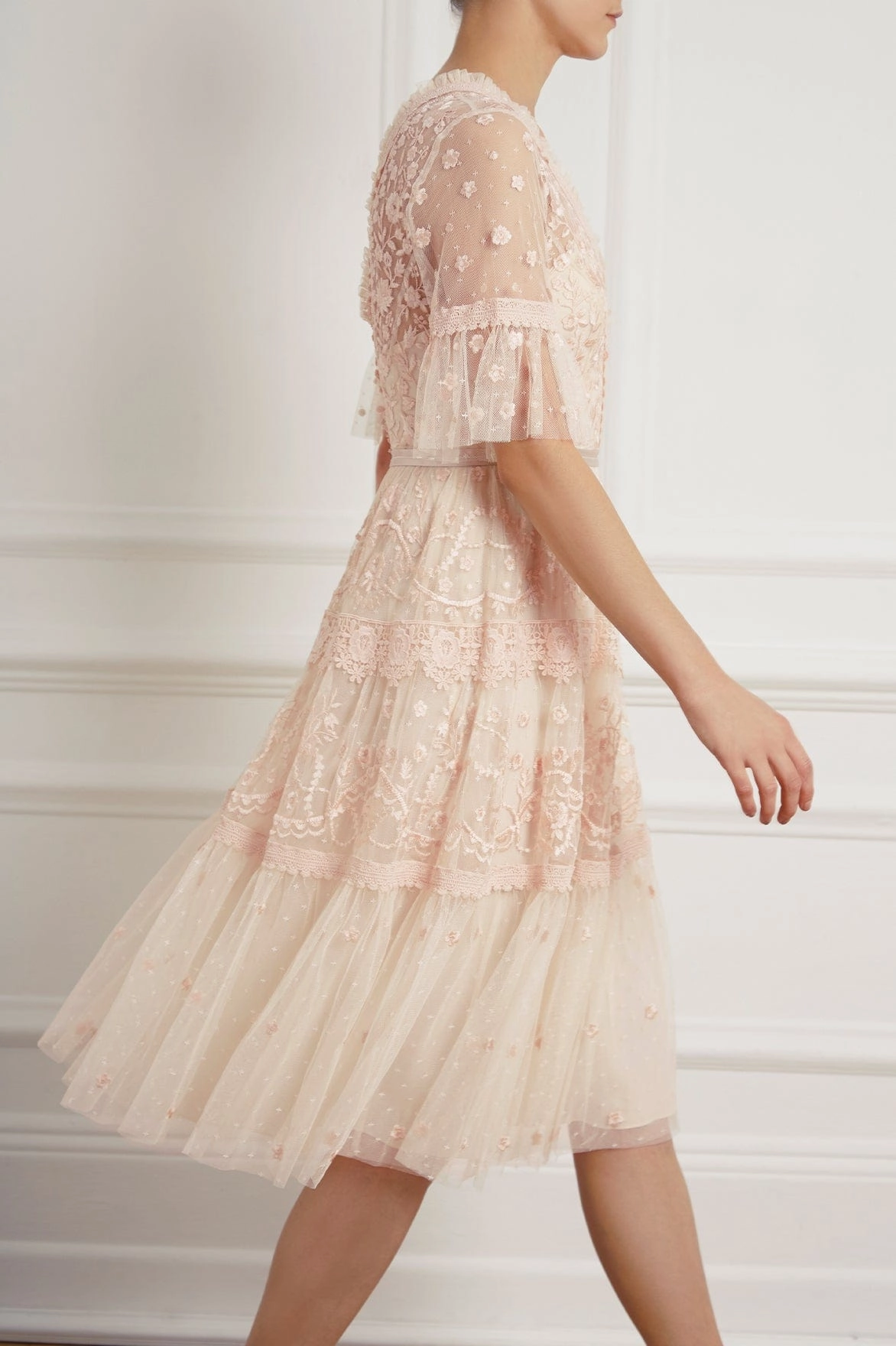 Dreamy Touch Cinched-Waist Midsummer Lace Dress