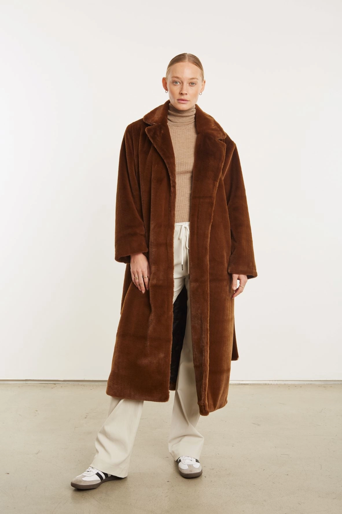 TemperatureRegulating Tech Brown Faux Fur Robe