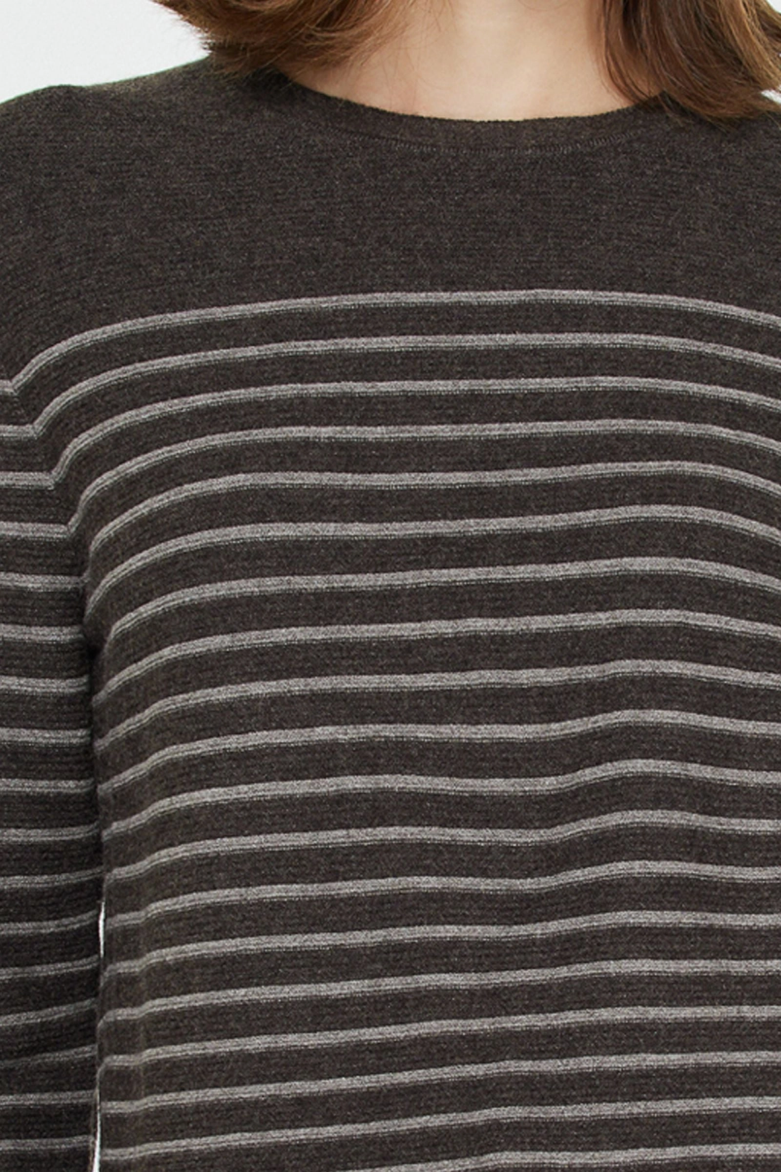 Tailored Silhouette Breathable Construction STRIPED SWEATER