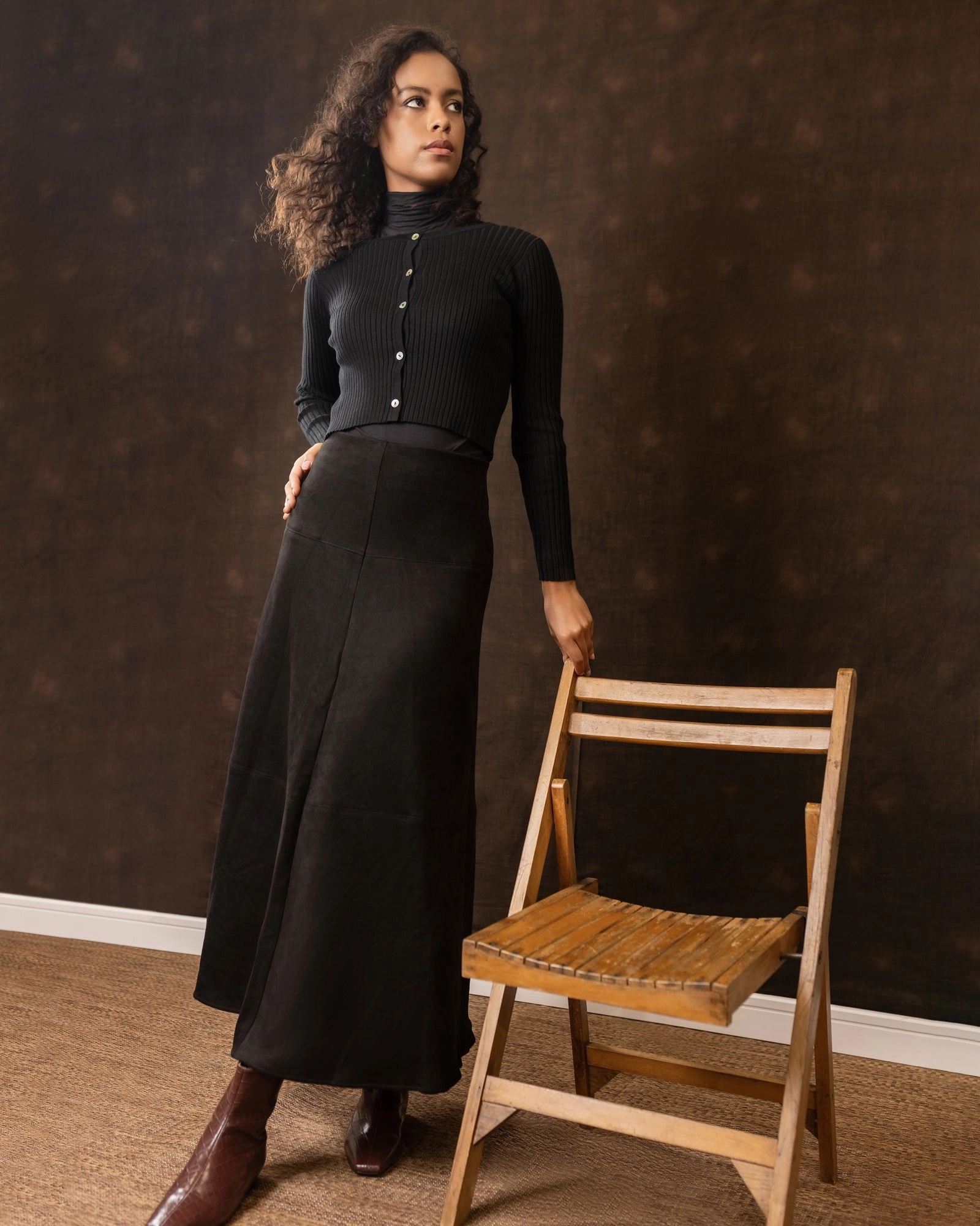 Suede Circle Maxi | Black Subtle Mood