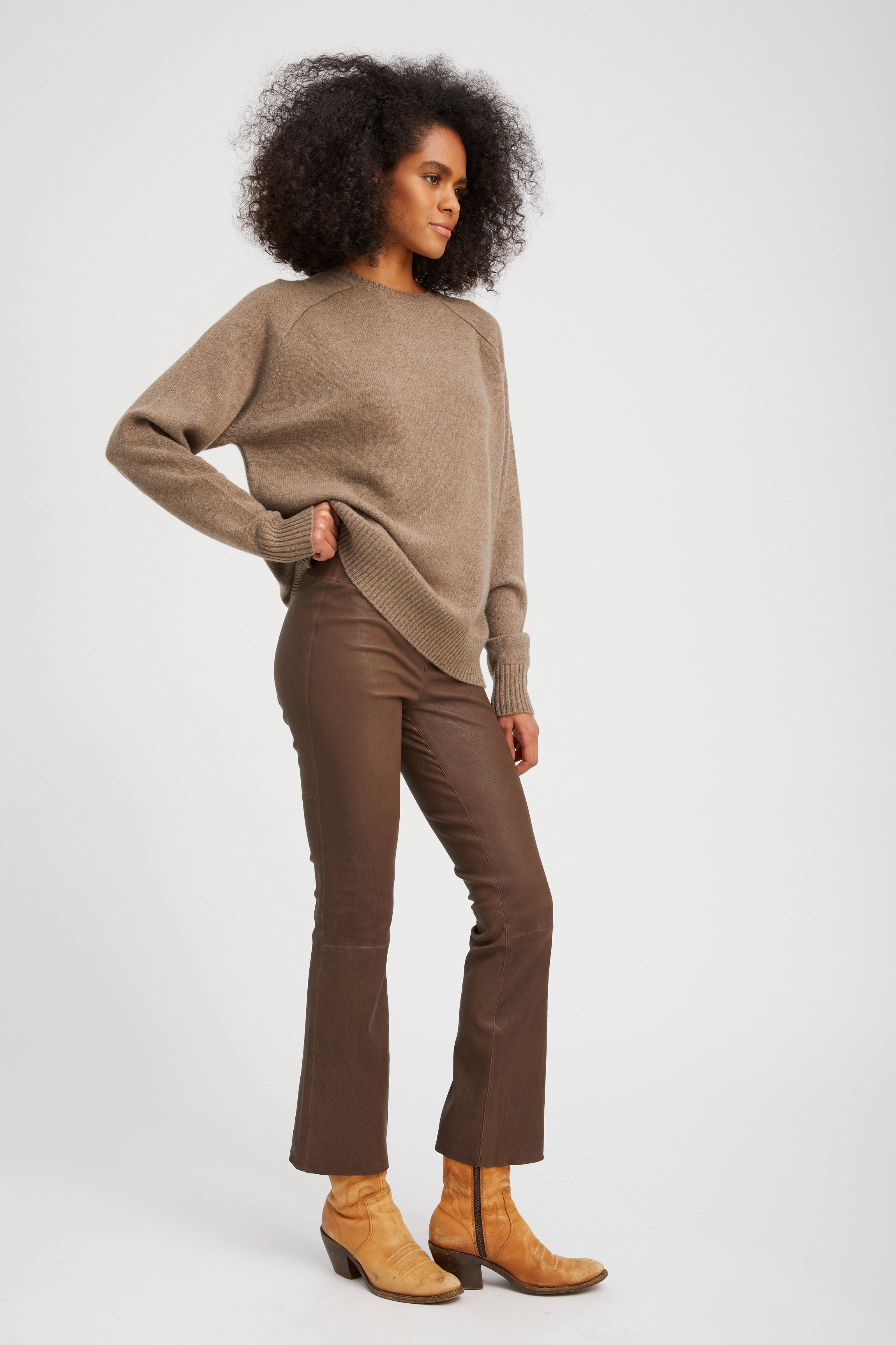Rib Knit Unisex Style Durable Overlock Stitching Truffle Leather Ankle Flare