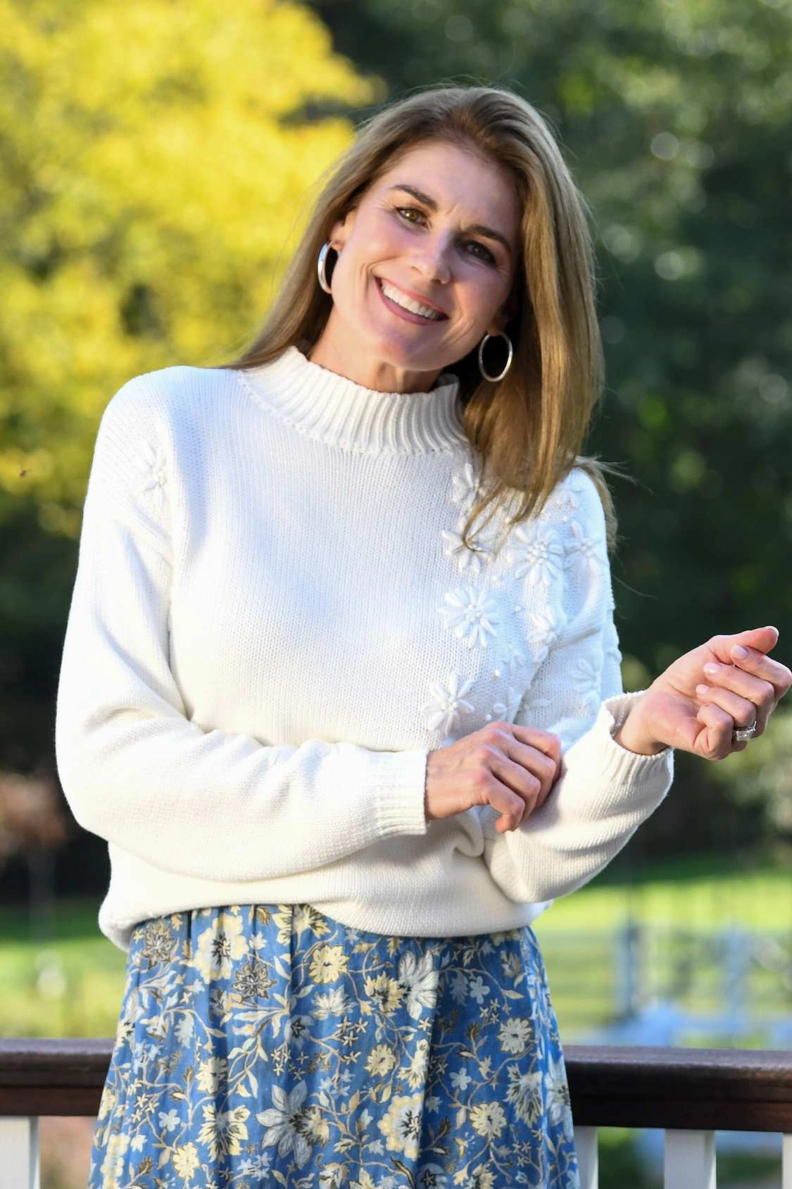 BrushedInnerSurface DurableDoubleLayeredHem Flora Sweater / White