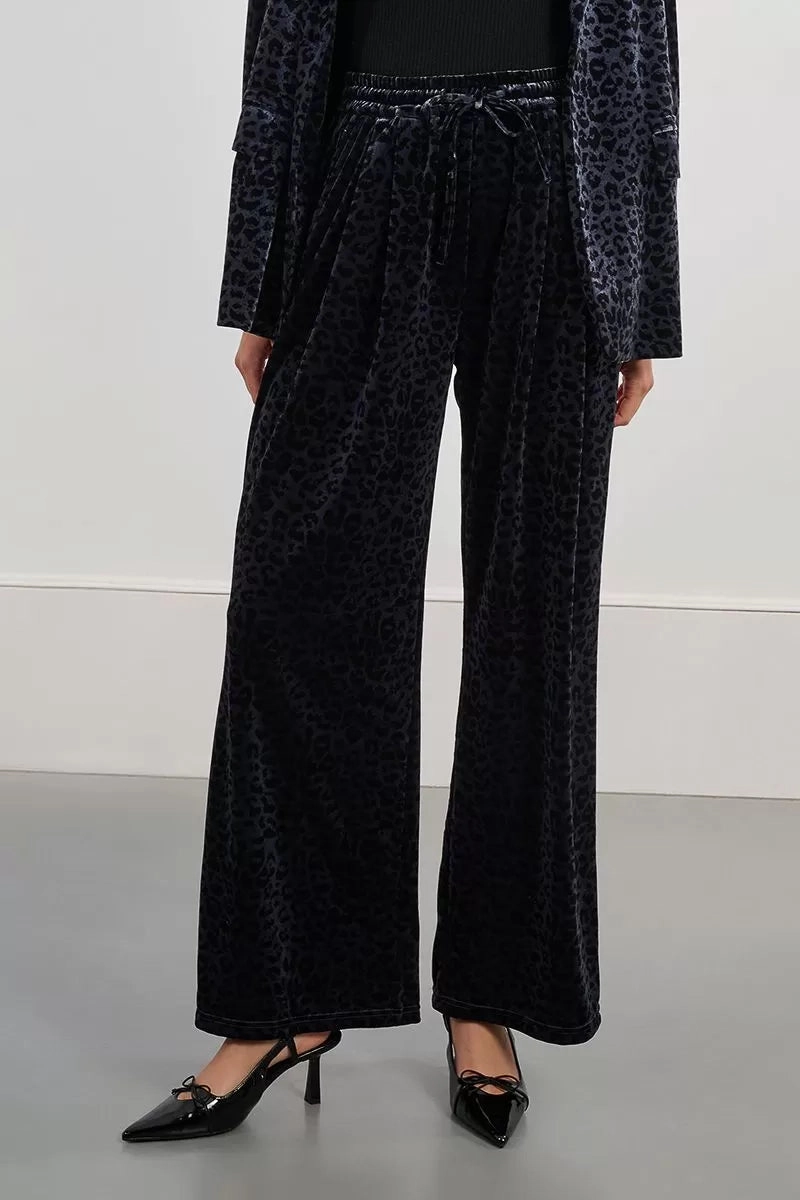 Training Comfort Velvet Leopard Wide Leg Trouser in Dark Grey