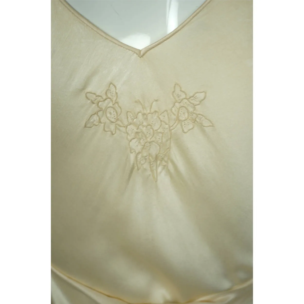 Vintage 1930s Cream Silk Nightie with Chinese Lantern Embroidery Slinky Size S M