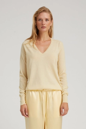 FlexibleLayeredConstruction OdorResistant Technology Butter Cashmere V-Neck Sweater