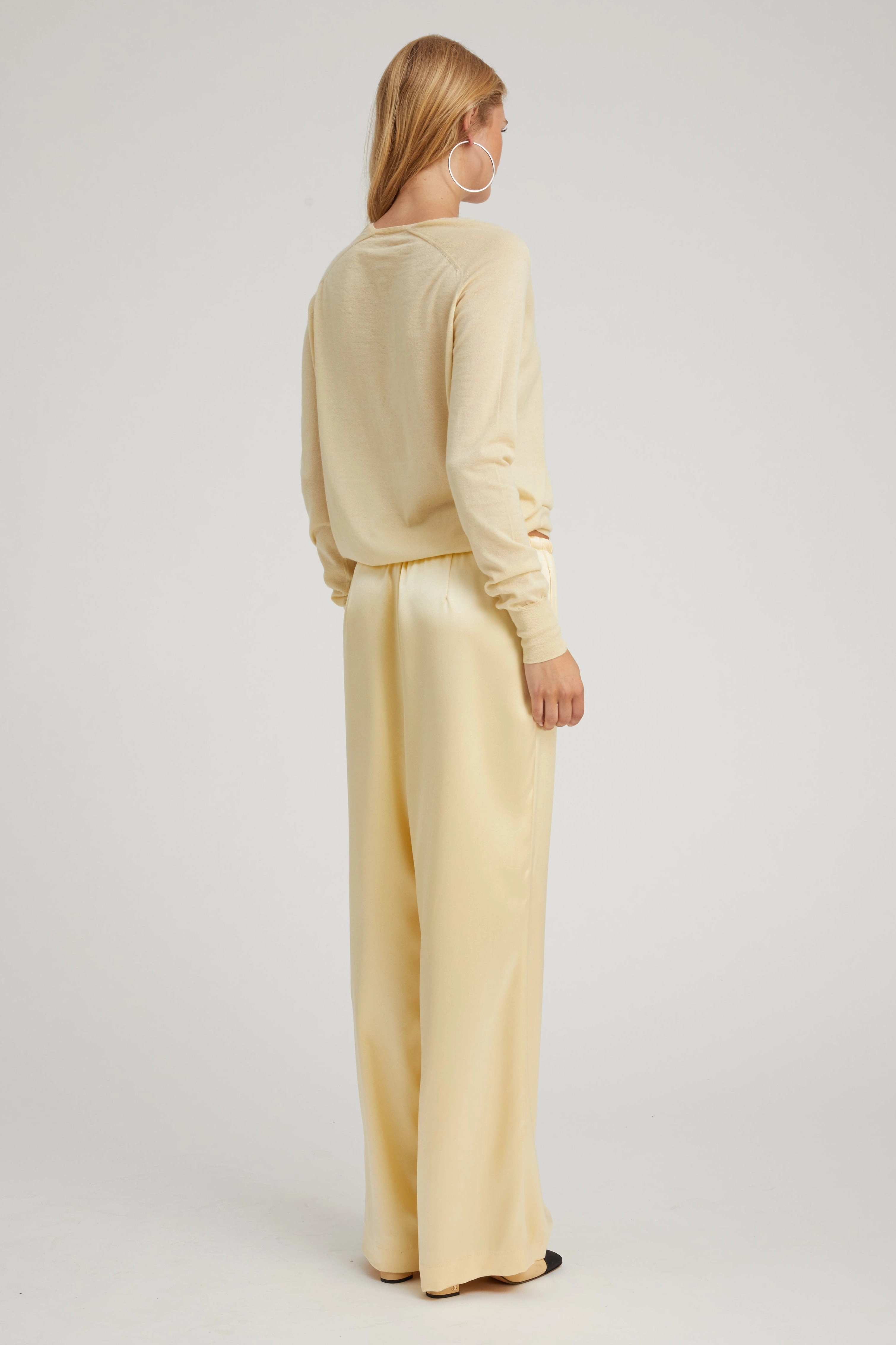 Butter Cashmere V-Neck Sweater Tencel Blend Fabric AntiPill Texture